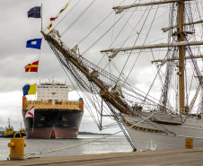 Navio-veleiro Cisne Branco atrai trabalhadores e visitantes no cais do Porto de Paranaguá 