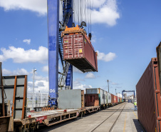 Aumenta transporte ferroviário de carga pelos portos paranaenses