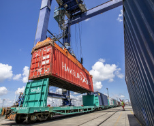 Aumenta transporte ferroviário de carga pelos portos paranaenses