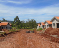  Famílias de Jundiaí do Sul que estão em busca do sonho da casa própria ainda podem participar da seleção de 23 moradias do Governo do Estado em construção na cidade, na região do Norte Pioneiro. Os interessados devem se inscrever no cadastro da Companhia de Habitação do Paraná (Cohapar), que iniciará a seleção dos beneficiários nos próximos meses