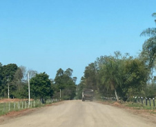 Trecho não pavimentado de rodovia em Loanda recebe serviços de conservação