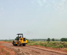Trecho não pavimentado de rodovia em Loanda recebe serviços de conservação