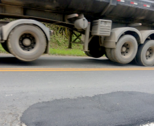 Rodovias atingidas pelas chuvas estão recebendo serviços do DER/PR