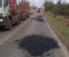 Rodovias atingidas pelas chuvas estão recebendo serviços do DER/PR