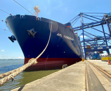 Porto de Paranaguá tem dez berços operando com calado maior e atrai navios cada vez maiores