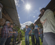 MORRETES (BRASIL), 10/11/2022;  Agricultores de Morretes recebem curso apicultura em uma propriedade com criacção de abelhas, Paraná, Brasil, em 10 de Novembro de 2022. Foto: Hedeson Alves/TECPAR