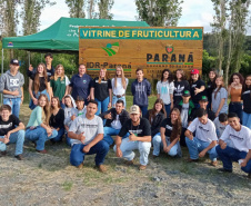 Estudantes conhecem tecnologias para a produção de frutas de clima temperado na Estação de Pesquisa do IDR-Paraná