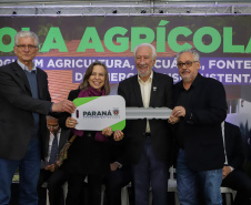 Governo entrega 19 caminhões para garantir mais eficiência a agricultura familiar e atender escolas municipais