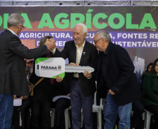 Governo entrega 19 caminhões para garantir mais eficiência a agricultura familiar e atender escolas municipais