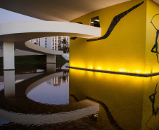 A exposição “Recortes de Um Lugar”, da artista paranaense Mazé Mendes, pode ser vista até domingo (27/11) no Museu Oscar Niemeyer (MON). 