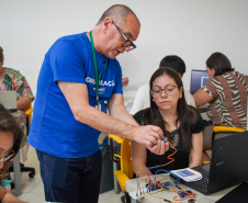 Professores fundamentais na expansão da robótica participam de oficinas em evento de formação