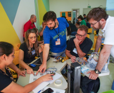 Professores fundamentais na expansão da robótica participam de oficinas em evento de formação