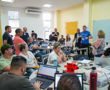 Professores fundamentais na expansão da robótica participam de oficinas em evento de formação