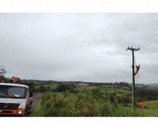 Equipes da Copel trabalham na restauração da rede elétrica - 