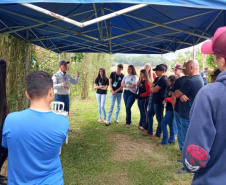 Estudantes conhecem tecnologias para a produção de frutas de clima temperado na Estação de Pesquisa do IDR-Paraná