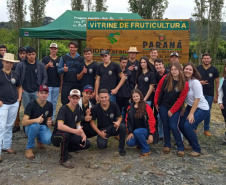 Estudantes conhecem tecnologias para a produção de frutas de clima temperado na Estação de Pesquisa do IDR-Paraná