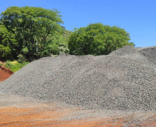 Pavimentação de estrada rural beneficia agricultura familiar no Sudoeste