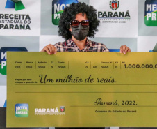   Empresária de Sarandi recebe o prêmio de R$ 1 milhão do programa Nota Paraná 