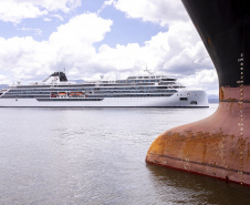 Após três anos, Porto de Paranaguá volta a receber navio com turistas