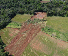 PR-182 Salgado Filho DER/PR inicia trabalhos para restaurar trecho da PR-182 interditado após deslizamento 