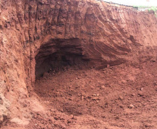 Diagnóstico da PR-445 em Mauá da Serra revela pequena caverna sob pista