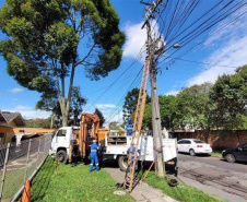 Equipes da Copel trabalham na restauração da rede elétrica - 