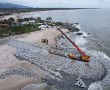 Começam a ser instaladas as peças de concreto que vão preservar a orla de Matinhos