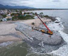 Começam a ser instaladas as peças de concreto que vão preservar a orla de Matinhos