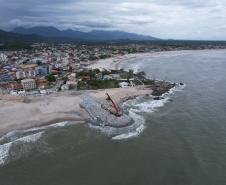 Começam a ser instaladas as peças de concreto que vão preservar a orla de Matinhos