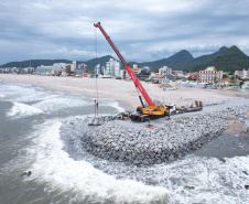 Começam a ser instaladas as peças de concreto que vão preservar a orla de Matinhos