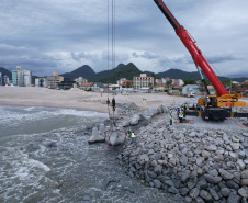 Começam a ser instaladas as peças de concreto que vão preservar a orla de Matinhos