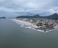 Começam a ser instaladas as peças de concreto que vão preservar a orla de Matinhos