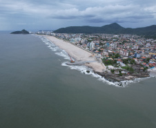 Começam a ser instaladas as peças de concreto que vão preservar a orla de Matinhos