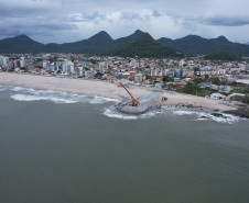 Começam a ser instaladas as peças de concreto que vão preservar a orla de Matinhos