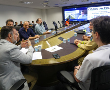 Reunião do gabinete de crise no Centro de Operações Cidade da Polícia