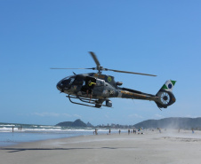 Polícia Militar orienta banhistas sobre como agir em pousos de helicóptero na praia