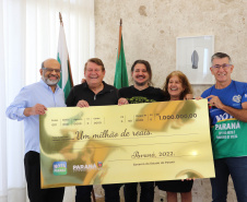 Novo milionário de Curitiba recebe prêmio do Nota Paraná 