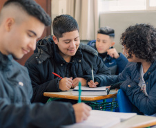 Educação Pública do Paraná chegou ao topo e cortou distância para escolas particulares