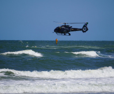 Alunos do curso de guarda-vidas fazem treinamento com apoio do helicóptero do BPMOA