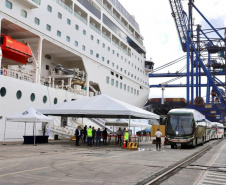 Navio com 2 mil turistas chega a Paranaguá e pode colocar Paraná na rota de cruzeiros