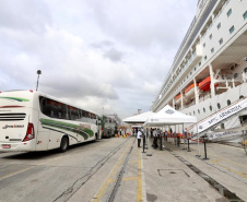 Navio com 2 mil turistas chega a Paranaguá e pode colocar Paraná na rota de cruzeiros