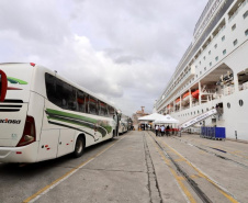 Navio com 2 mil turistas chega a Paranaguá e pode colocar Paraná na rota de cruzeiros