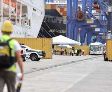 Navio com 2 mil turistas chega a Paranaguá e pode colocar Paraná na rota de cruzeiros