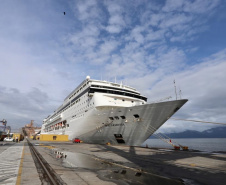 Navio com 2 mil turistas chega a Paranaguá e pode colocar Paraná na rota de cruzeiros