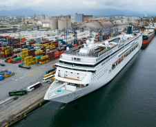 Navio com 2 mil turistas chega a Paranaguá e pode colocar Paraná na rota de cruzeiros