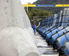 Começam a ser instaladas as peças de concreto que vão preservar a orla de Matinhos