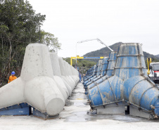 Começam a ser instaladas as peças de concreto que vão preservar a orla de Matinhos