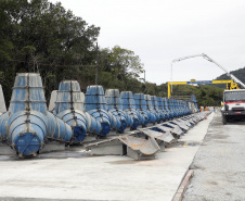 Começam a ser instaladas as peças de concreto que vão preservar a orla de Matinhos