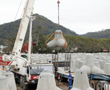 Começam a ser instaladas as peças de concreto que vão preservar a orla de Matinhos