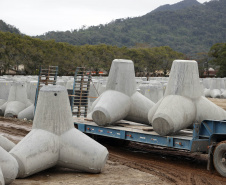 Começam a ser instaladas as peças de concreto que vão preservar a orla de Matinhos